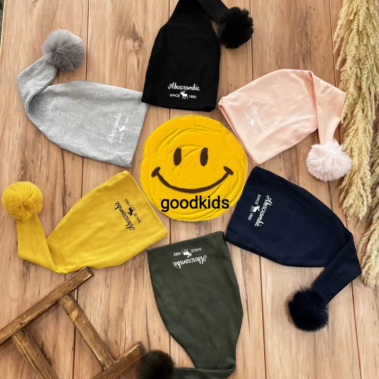 کلاه شیپوری پوم دار
