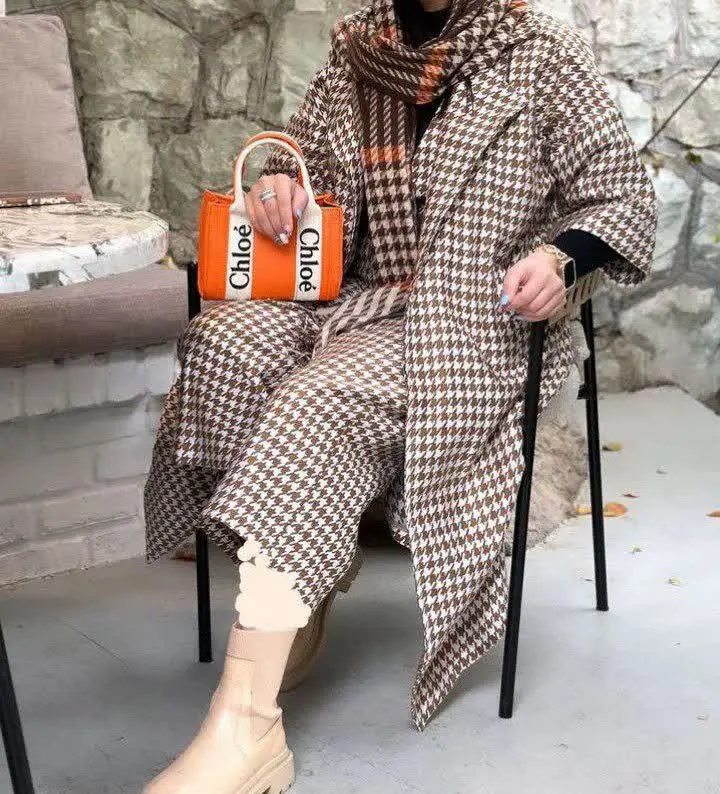 در سه رنگ مشکی و کرم و قهوه‌ای 
