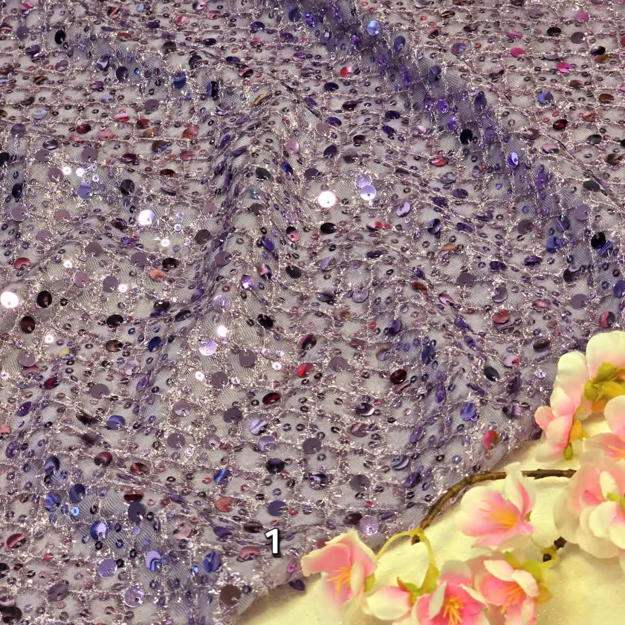 یه کار فوق العاده جذاب _روی کار پولک و لمه چمنی دوخته شده _ لخت و ریزش داره_ رنگبندی جذابی داره که با آستر مدنظرتون میتونید مدل‌های خیلی شیک و مجلسی بدوزید 🥹✌🏻
