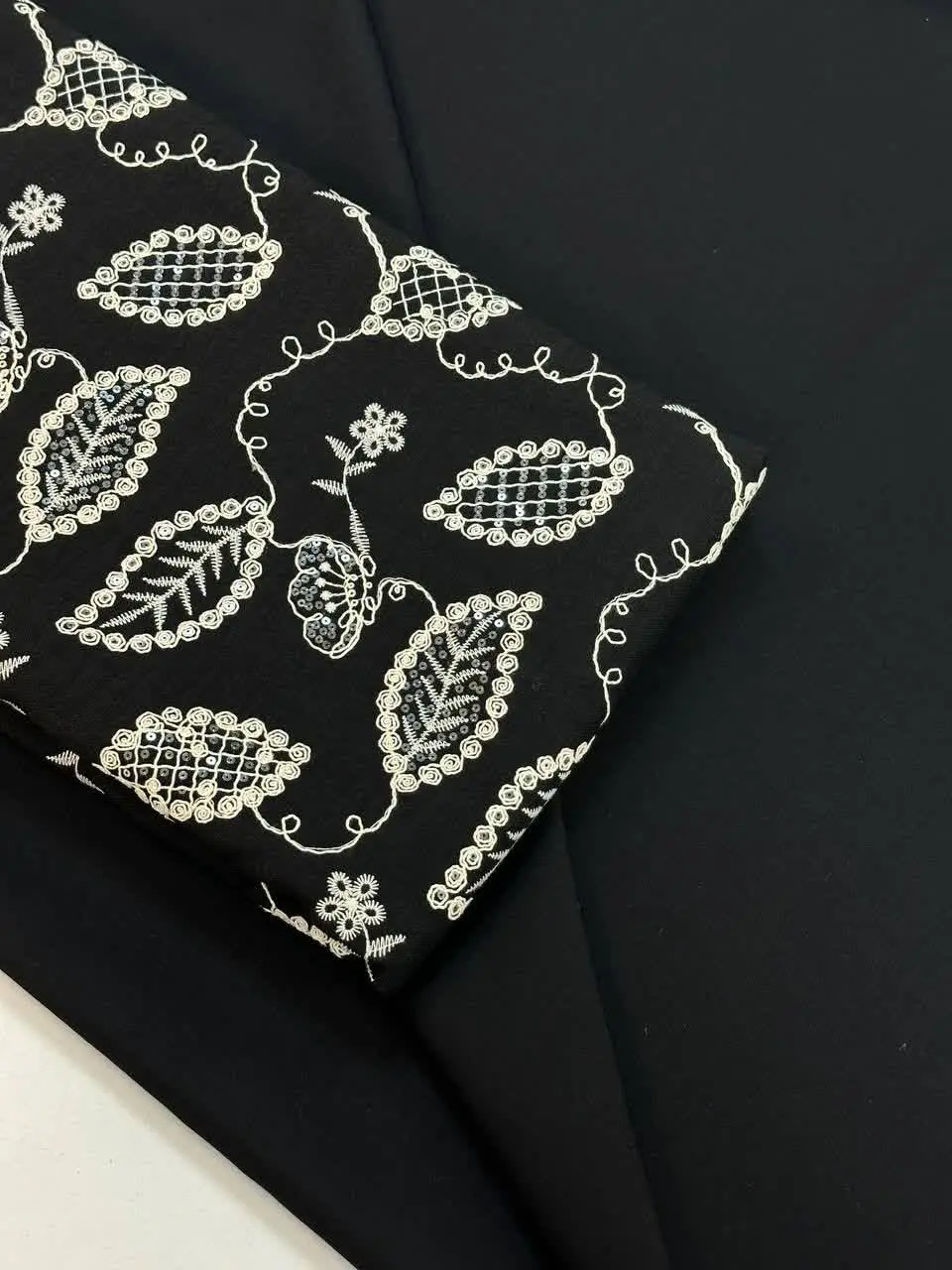 رنگ سورمه‌ای و مشکی۴۴۵/۰۰۰
