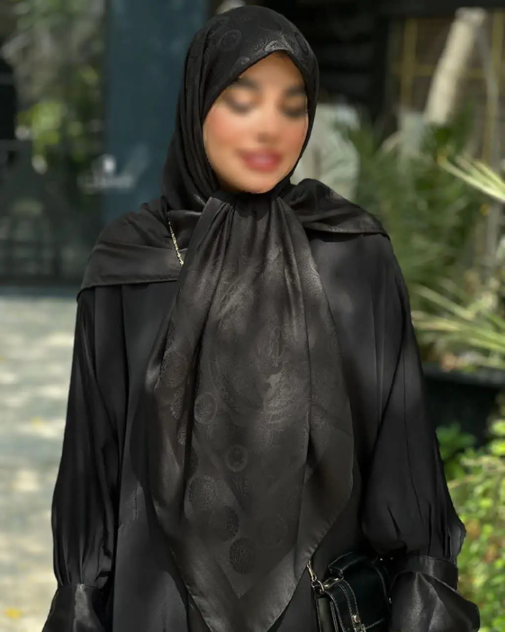 به عنوان ی روسری مشکی همه چی تمومن چ بسا که کار ترک هم هستن😍
