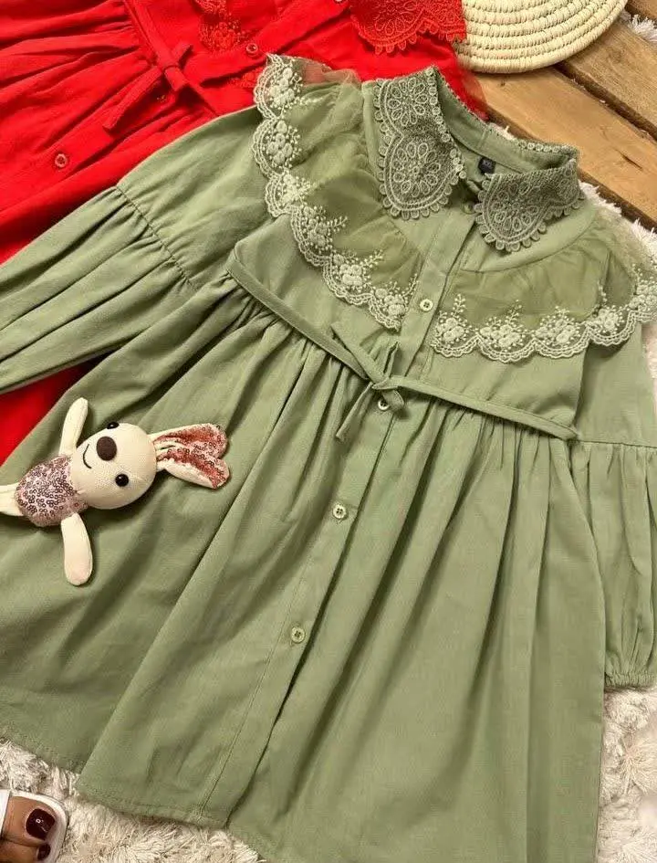 📌مدل لباس پرنسسی و بالای زانو است 
