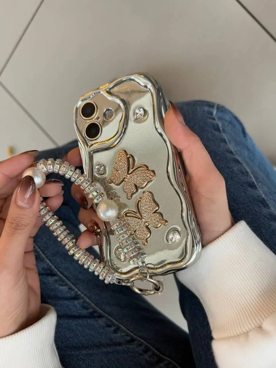 📱مدل قاب: قاب پروانه سیلور اویزدار کرومی فوق العاده زیبا با اویز ست مخصوص انواع #سامسونگ #شیائومی و #آیفون 
