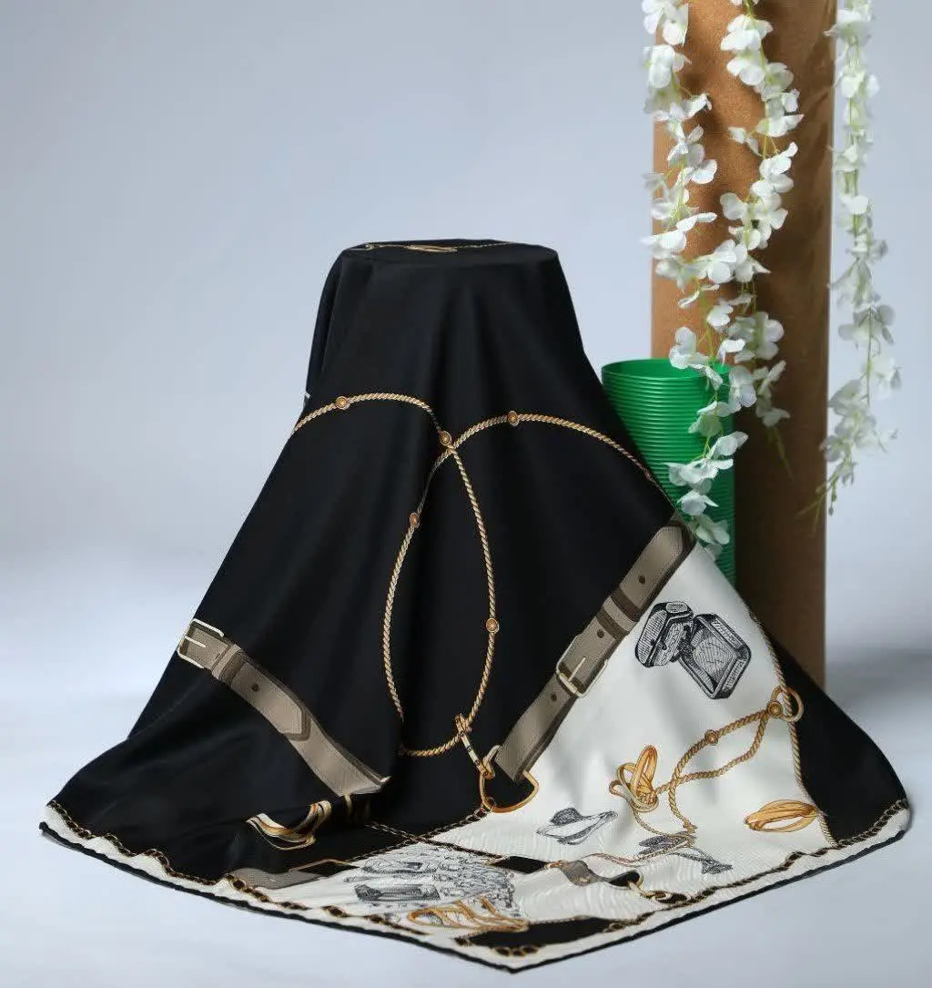 ⚜پشت روسری رنگ دارد و سفید...