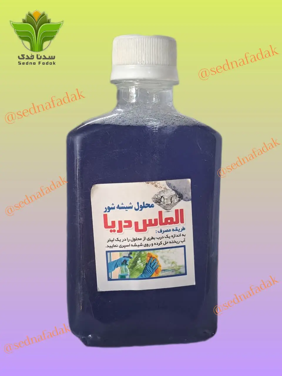 یک بطری از محلول را در یک ل...