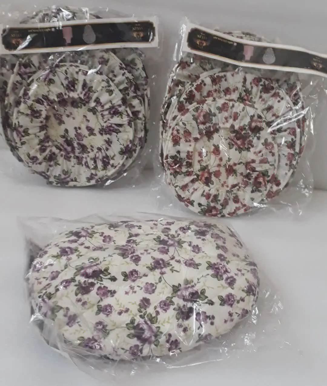 دوتا گل بنفش یکی هم قرمز