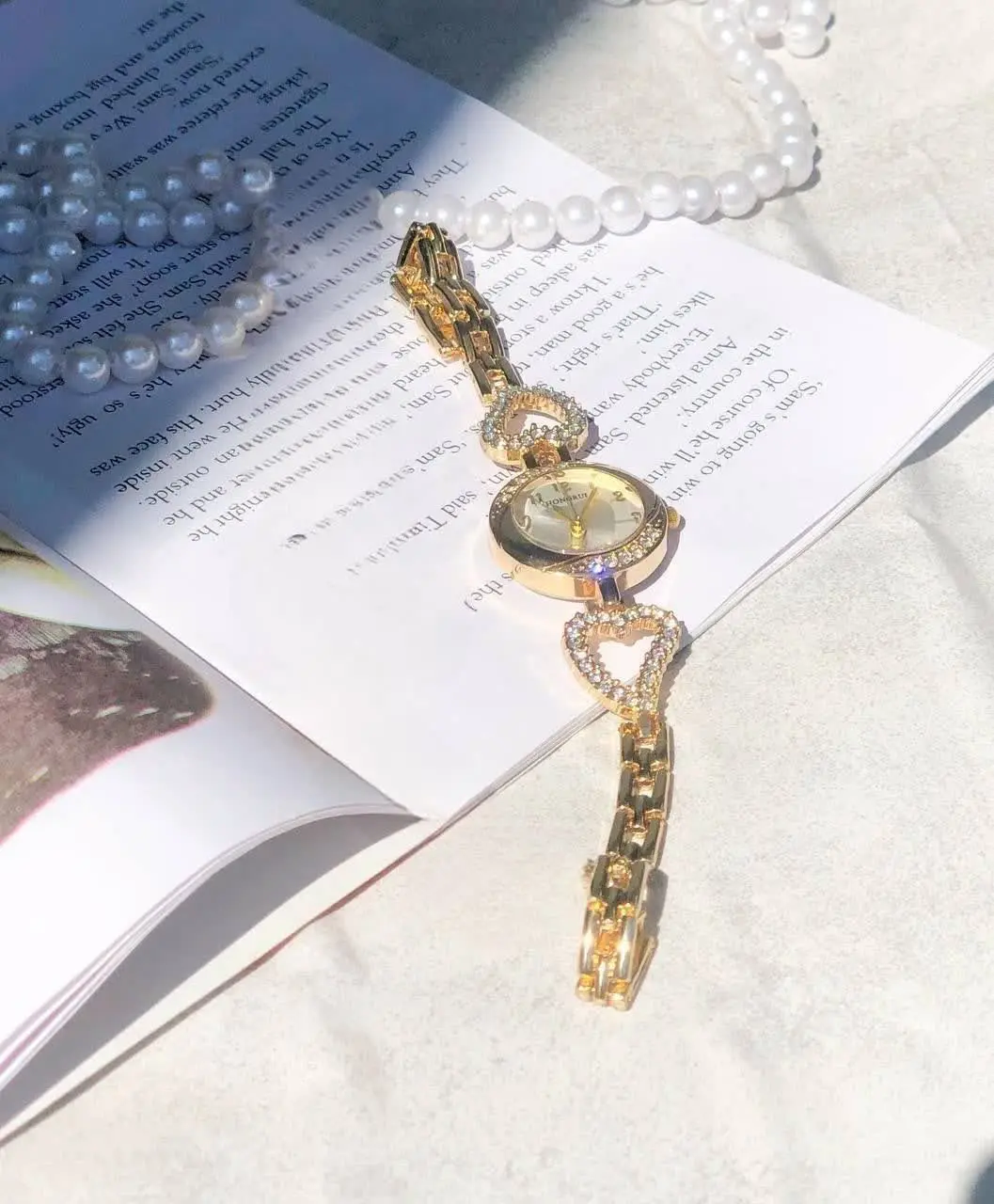 نام: ساعت زنانه هانگری بنداستیل رنگ‌ طلایی
