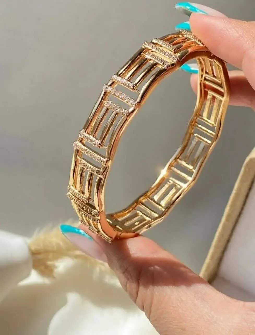 - سبک و قابل ست با هر استای...