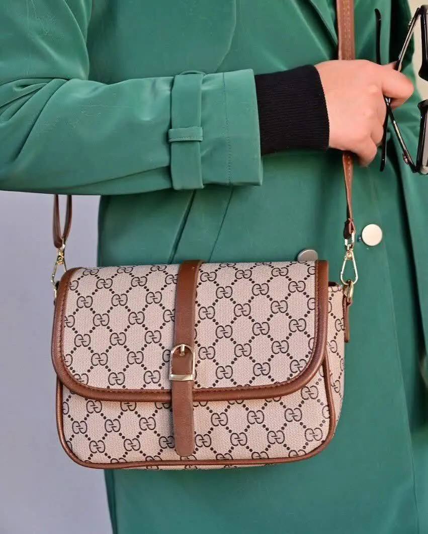 کیف طرح مارک انتخاب مناسبی برای ست کردن با روسری‌های ژاکاردمونه😍
