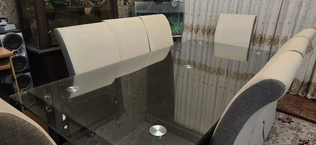 میز غذاخوری ۸ نفره در حد نو 
