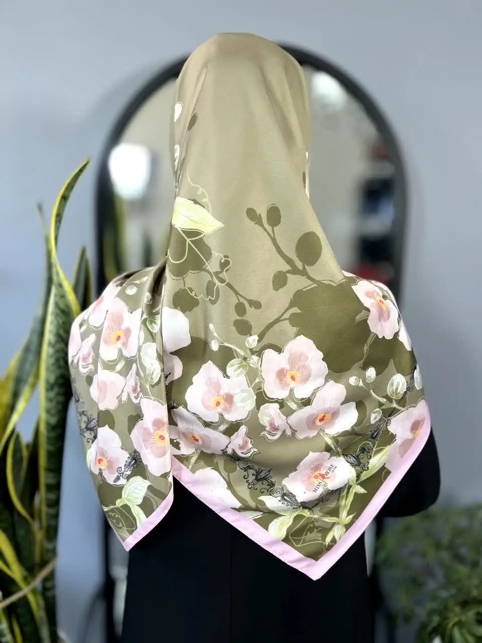 رنگ فوق العاده زیبایی داره فقط میتونم بگم نگاهش کنین زبان قاصره از وصفش☺️
