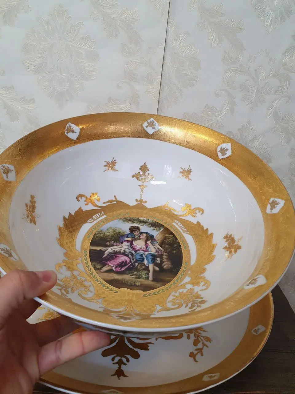 کاسه بشقاب لیلی. 
