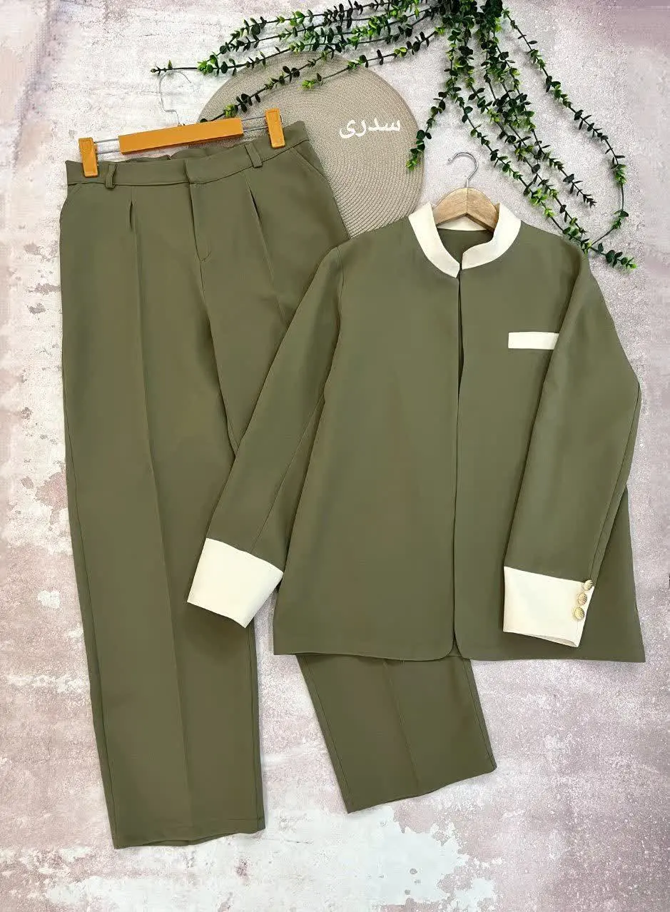 شیک‌ترین و باکیفیت‌ترین کت شلواری که میتونی داشته باشی این مدل زیباست😍 دوختش مزونیه پارچه ش تضمینیه و قد #کت رو کمی بلندتر از ژورنال زدیم که اونایی که کراپ کت نمیپوشنم بتونن داشته باشنش😍🙃
