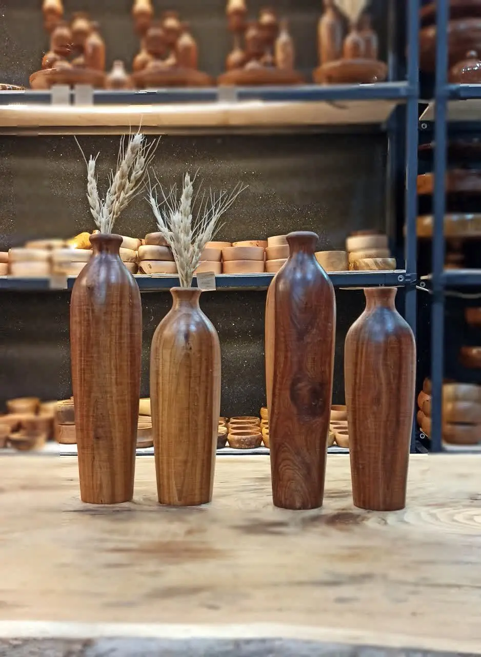 🌻 گلدونای چوب ملچ (از گردو محکم‌تر) اندازه ارتفاع ۲۰ و ۲۵ سانت و ضخامت چوب حدود ۸ سانت
