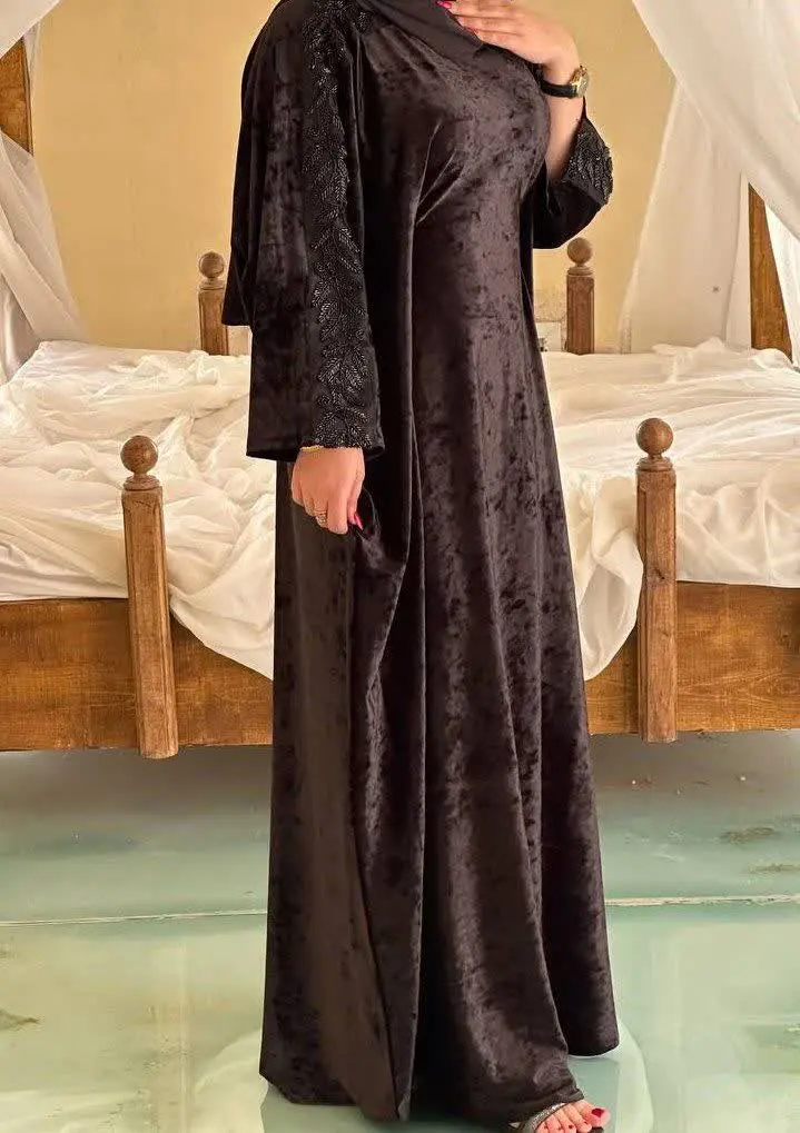 🖋نام: مانتو مخمل سرشانه خرجکاری ۴۳۵
