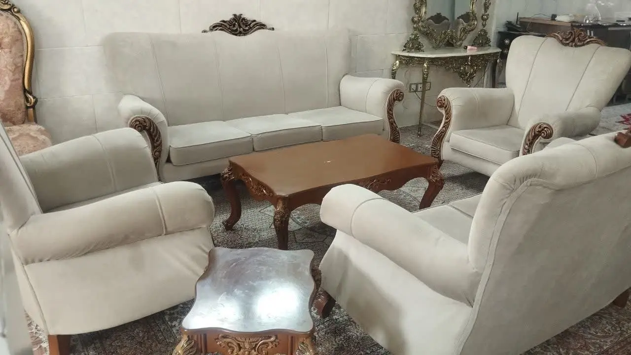 سرویس مبل راحتی هفت نفره همراه میز ناهار خوری ۶نفره مبل‌ها همراه یک میز دو عسلی می‌باشد فوم سرد بدون هیچ شکستگی و پارگی نونونو کلا ۸ماه استفاده شد
