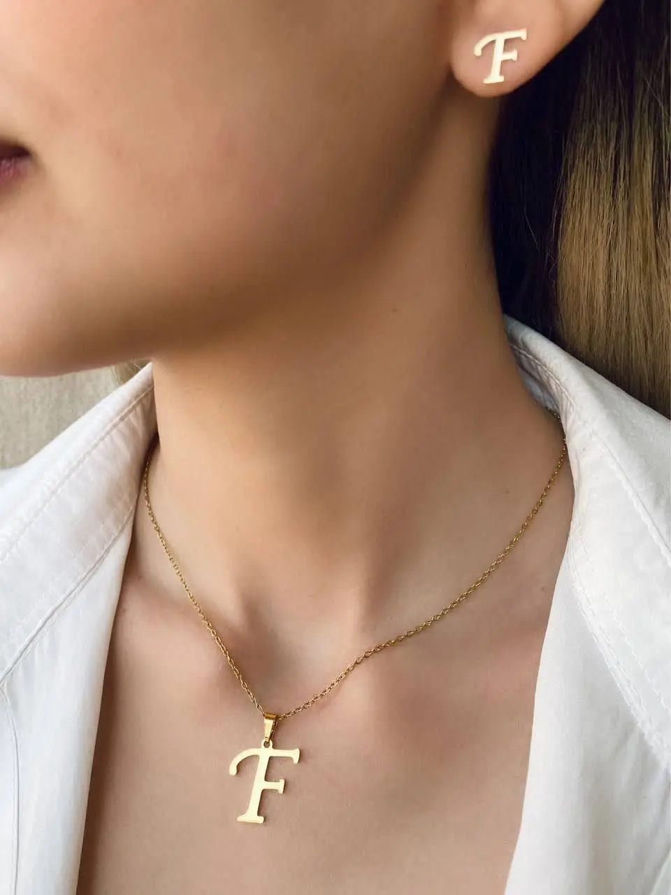 گردنبند طرح اسم 𝐅 و M؛ 
