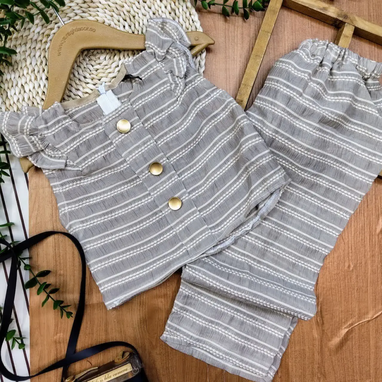 کراپ و شلوار دخترانه دکمه دار
