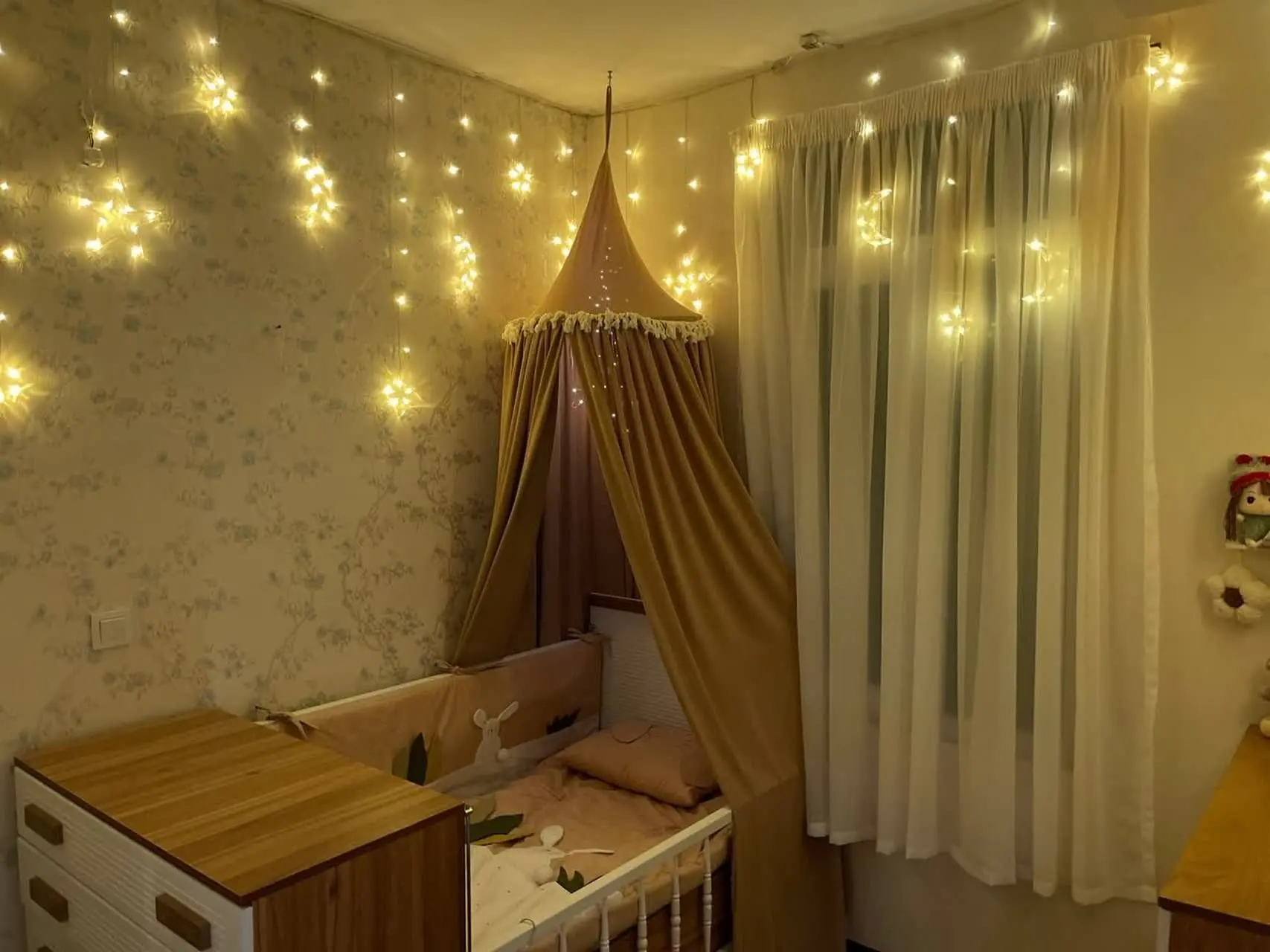 رفتم #خونه خواهرم به اتاق بچش #ریسه‌های خوشگل نصب کرده بود 😄
