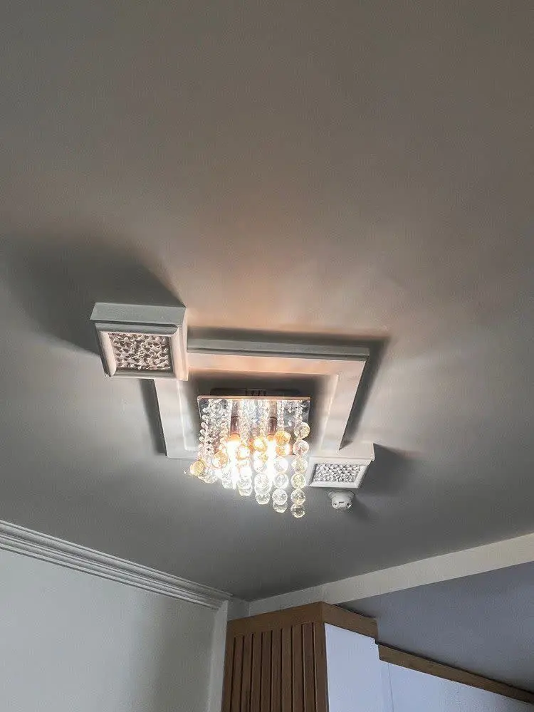 جنس کریستال درجه یک خارجی هست خودتون هم میتونید مدلشو عوض کنید
