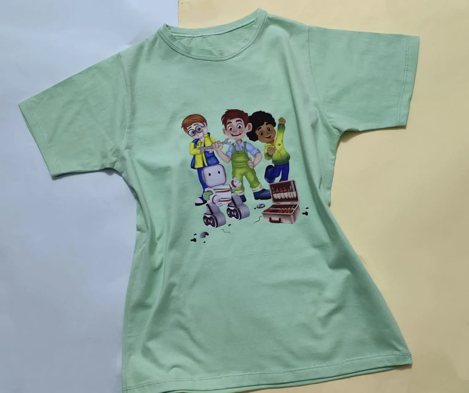 ازین تیشرت البته ساده و بدون طرحش سایز ۴۰۶۵ موجوده و سایز‌های دیگه هم قابل سفارش هست 
