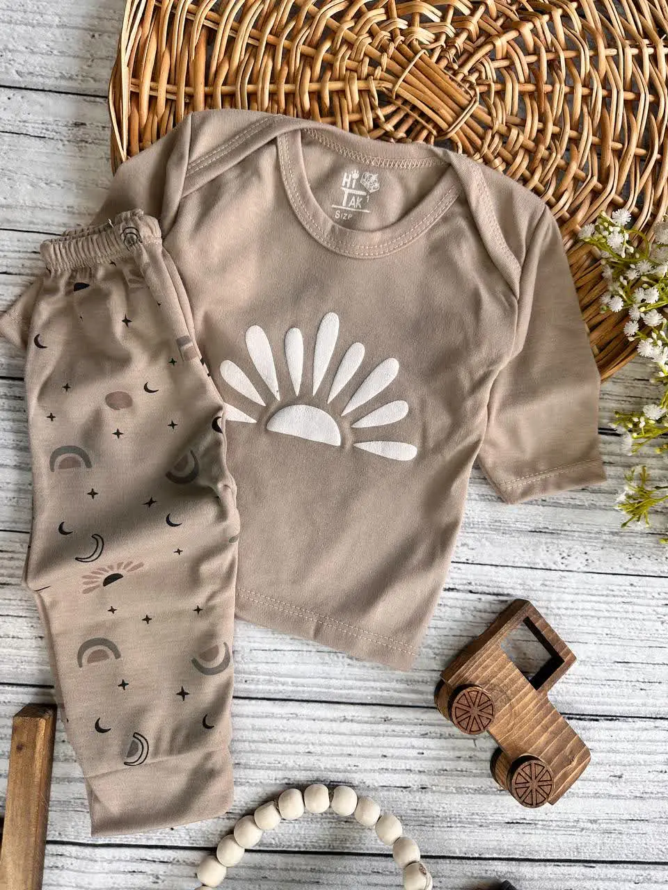 بلوزشلوار طرح طلوع خورشید شکلاتی نوزادی و کودک کد ۱۷۳۱۷۳ 
