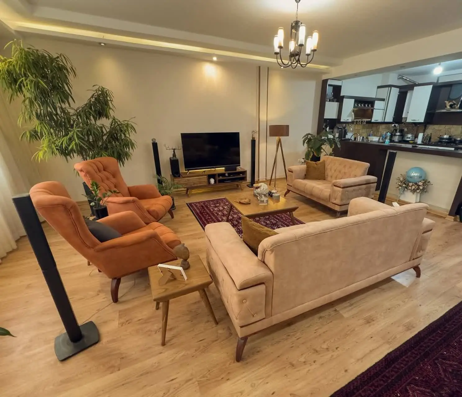 مبل ۷ نفره و میز نهار خوری ۶ نفره ست هم 
