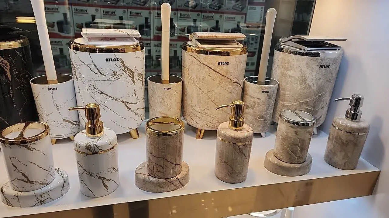 طراحی منحصر به فرد این محصول خیلی خاص و جذابش کرده، به خاطر اینکه سطل و فرچش پایه داره و شما خیلی راحت میتونید سطح سرویس بهداشتی رو شستشو کنید😊
