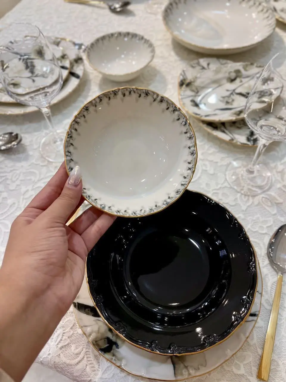 ۱ عدد کاسه سالاد به قطر ۲۶...