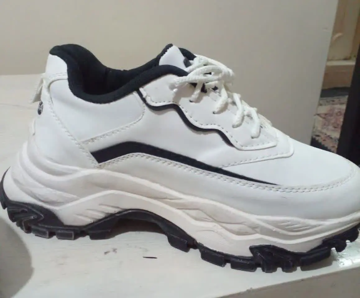 این کفش کادویی از بندر خواهرم برام آورده. این تیپ کفش نمی‌پوشم. گذاشتم فروش. 
