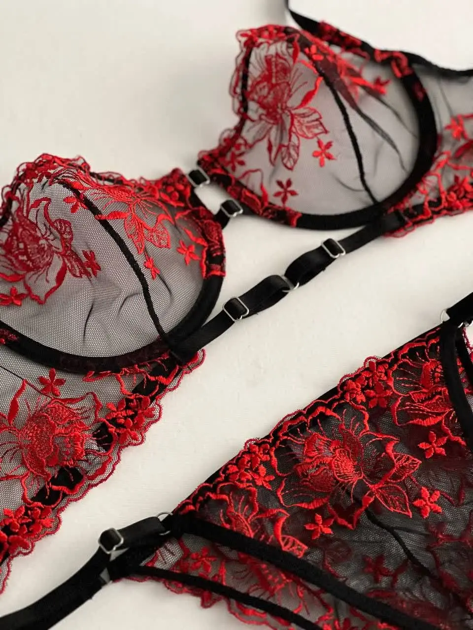 این جا بهشت خانم‌های شیک پوش و خوشتیپه 😁😎
