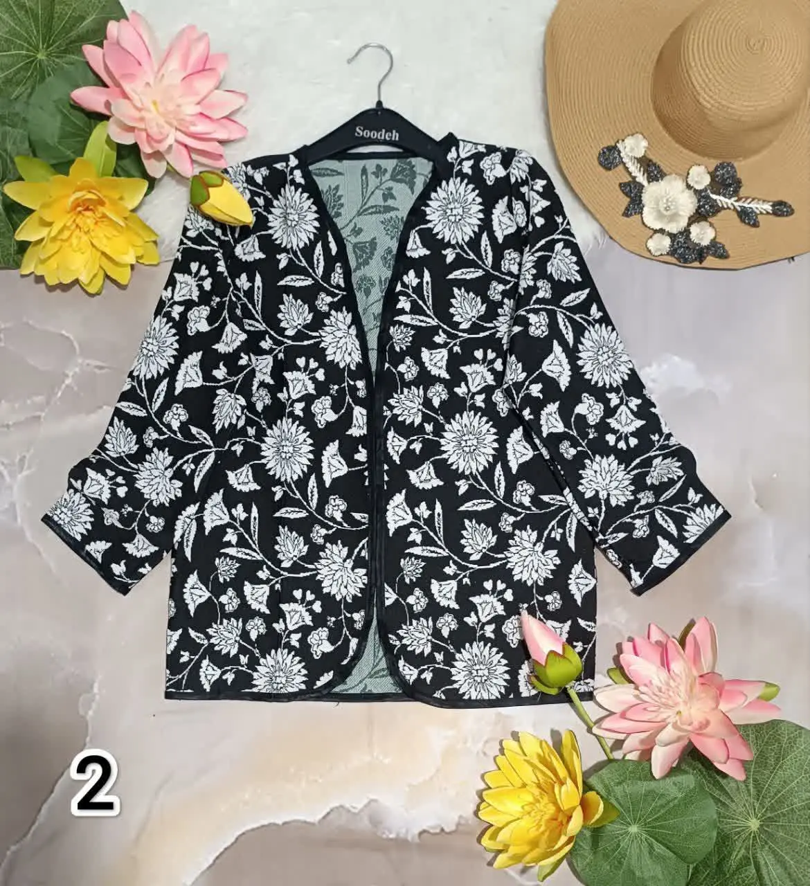 👗کت گلیمی زیبا با تنخور فوق العاده شیک و جذاب 😍🥰 دور سینه ۱۰۸قد حدودا ۷۰ قد آستین ۵۶. 
