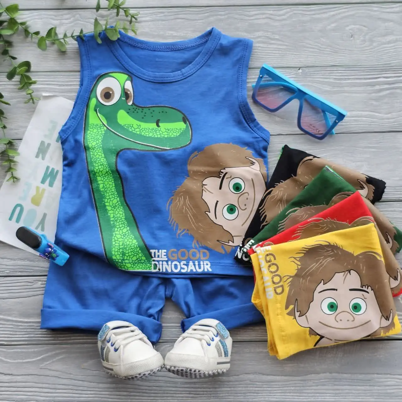 تیشرت شلوارک پسرک و دایناسور
