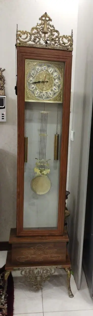 ساعت ایستاده در حد نو کاملا سالم 
