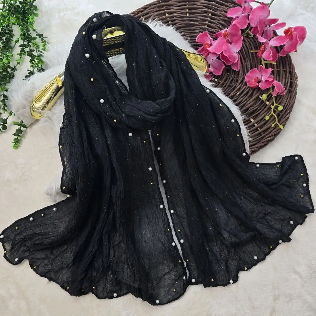 مجلسیه، دور تا دور شال مروا...