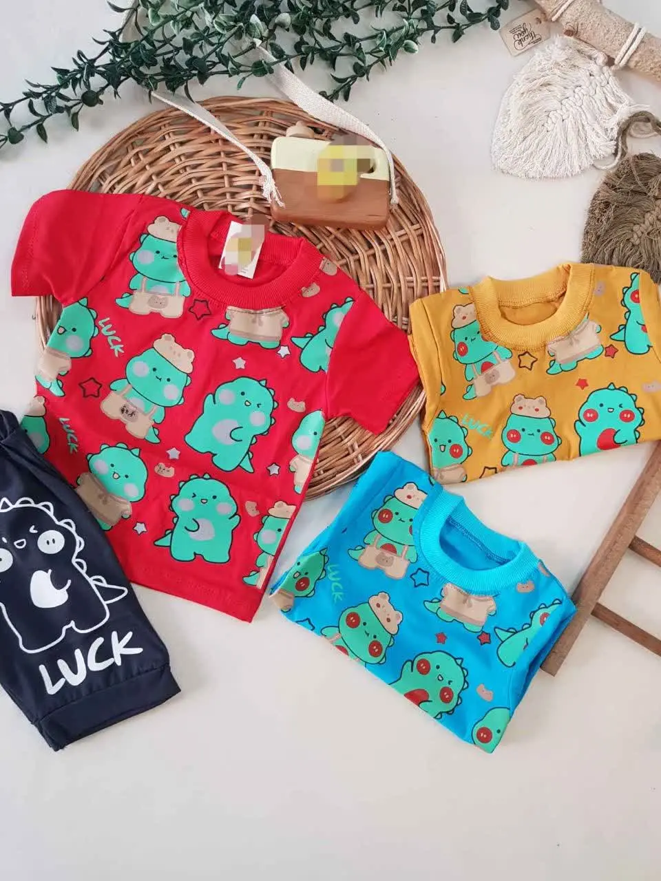 یه تیشرت شلوارک اسپرت اوردم
