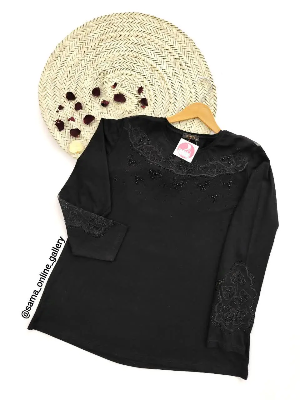 مدل یقه قایقی با گلدوزی‌های ظریف 
