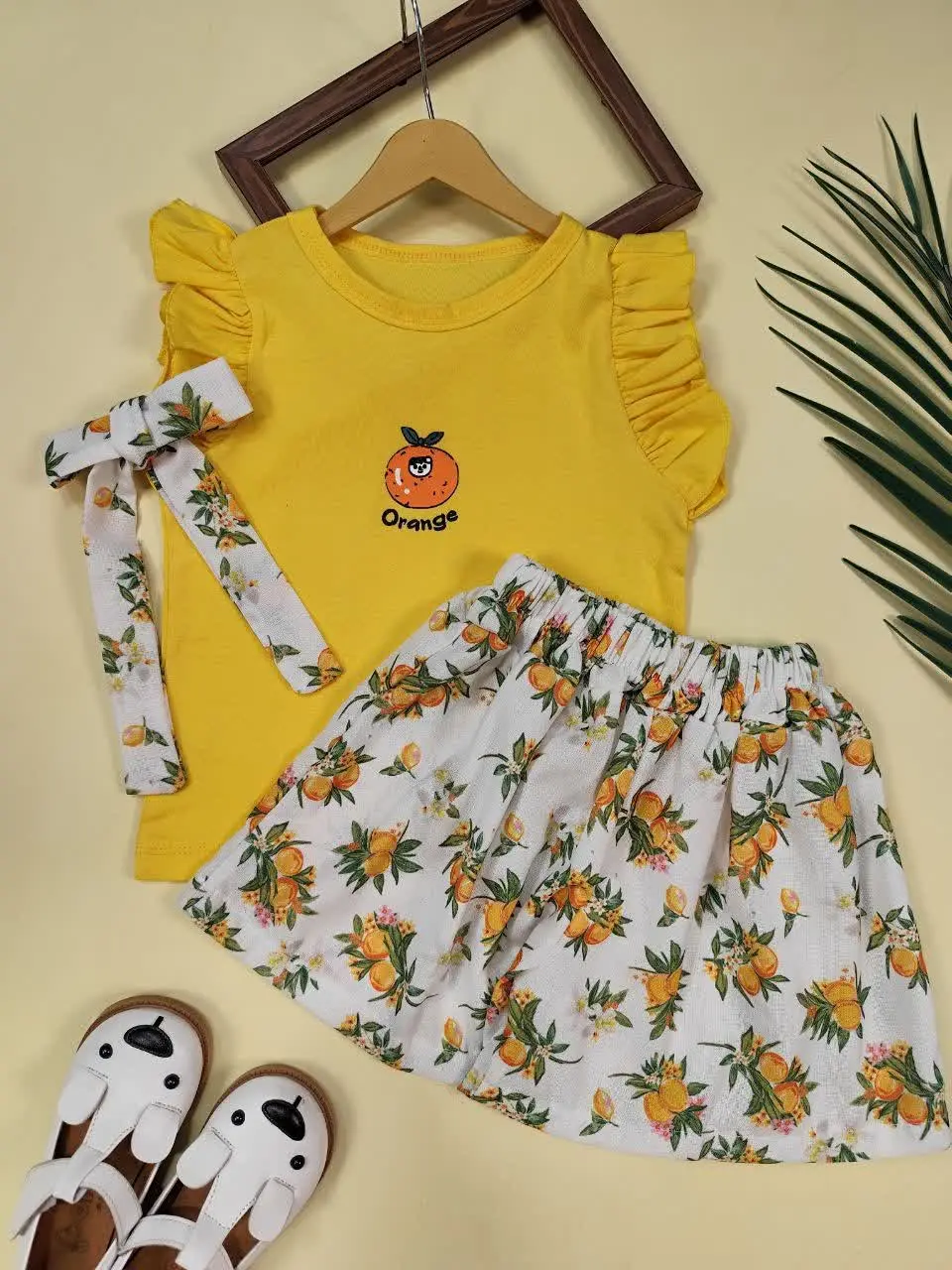 تیشرت شلوارک خرگوش و میوه‌ها 
