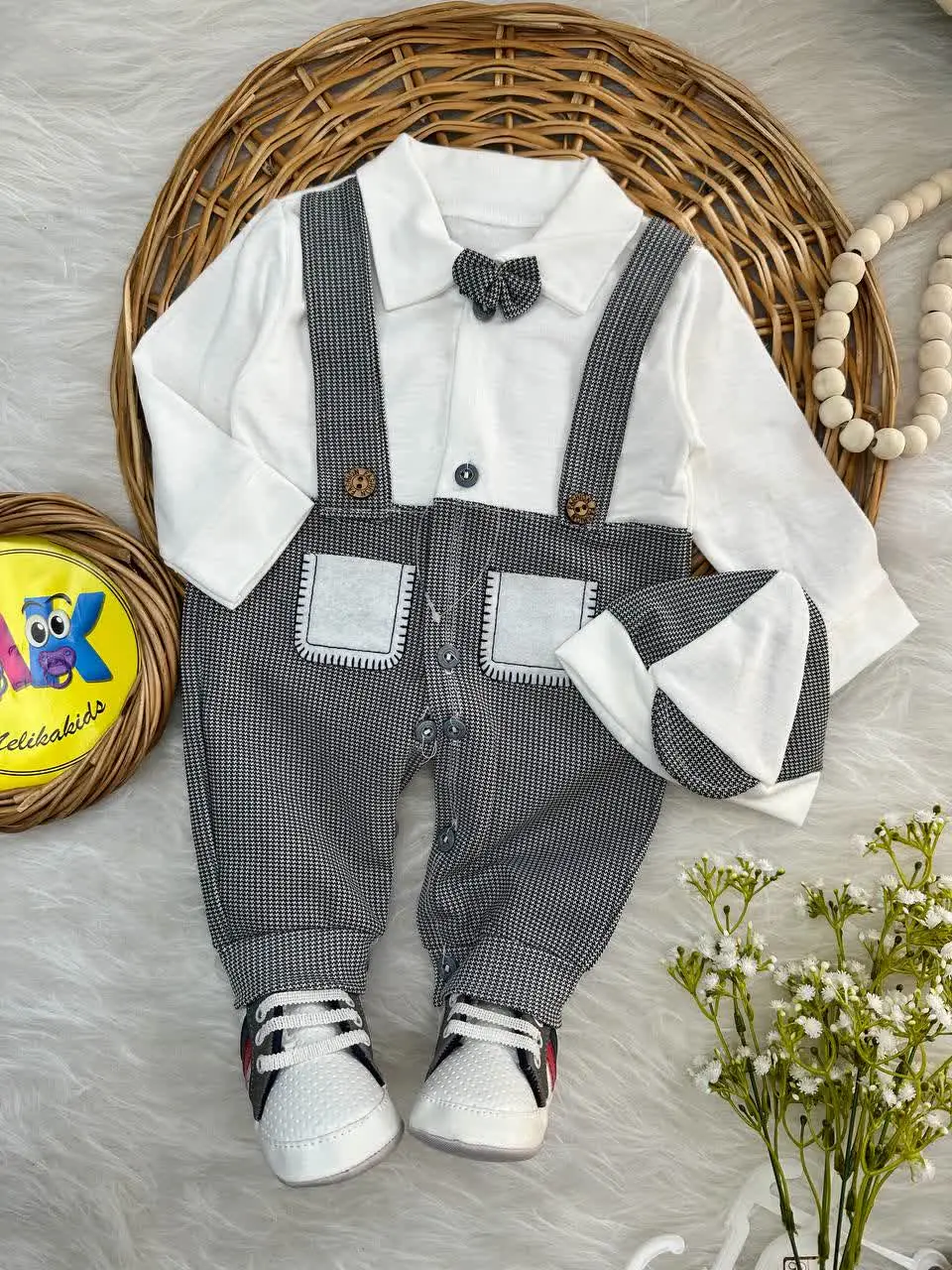 سرهمی پیشبندی شطرنجی دو جیب سفید گلدوزی نوزادی و کودک کد ۱۱۲۰۹۹ 
