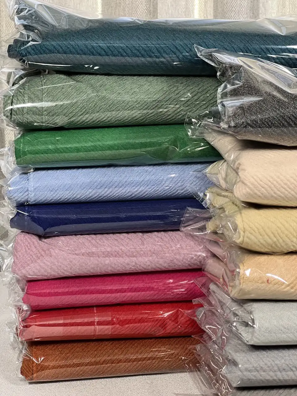 کی بود میگفت پلیسه هارو دوست دارم چون با کلاسن خیلی و نیاز به اتو کردنم ندارن😍این‌همه‌رنگ‌باهم‌یه‌جا‌دیده‌بودی‌تا‌حالا؟! 
