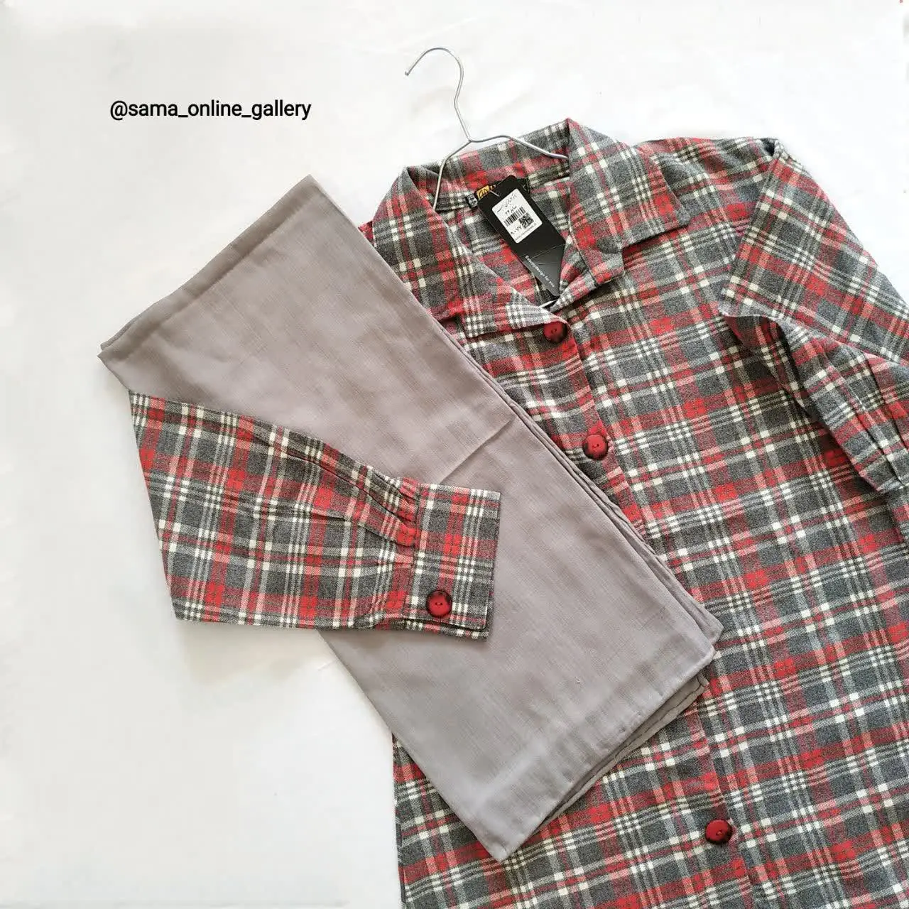 🥰 این مانتو زیبا را می‌تونید با روسری طوسی ساده ست کنید. 
