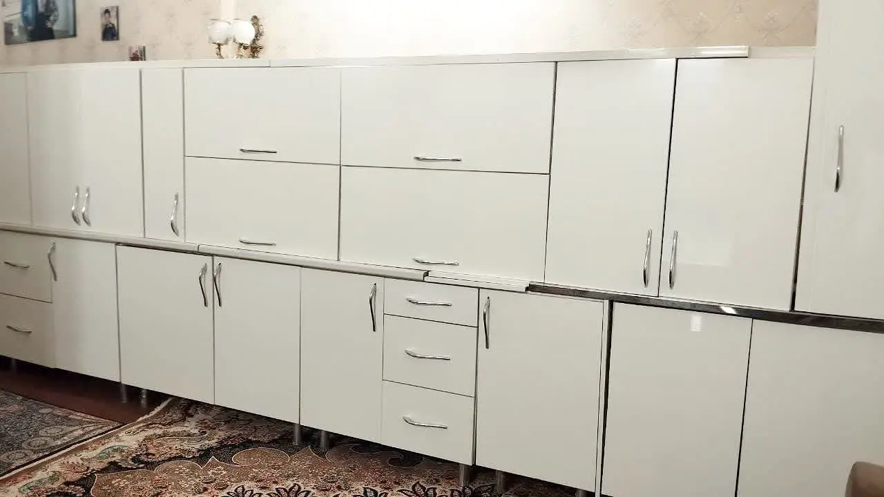 کابینت‌های گلاس تمیز در حد نو نونو ۱۳متر۶ متر هوایی ۷متر زمینی به همراه سینگ هود دارای باکس یخچال ولباسشویی ونمایی اضافه لوله‌ها ارام بند جک همگی سالم همین کار نوش ۱۵۰میلیون ما به شما این کا