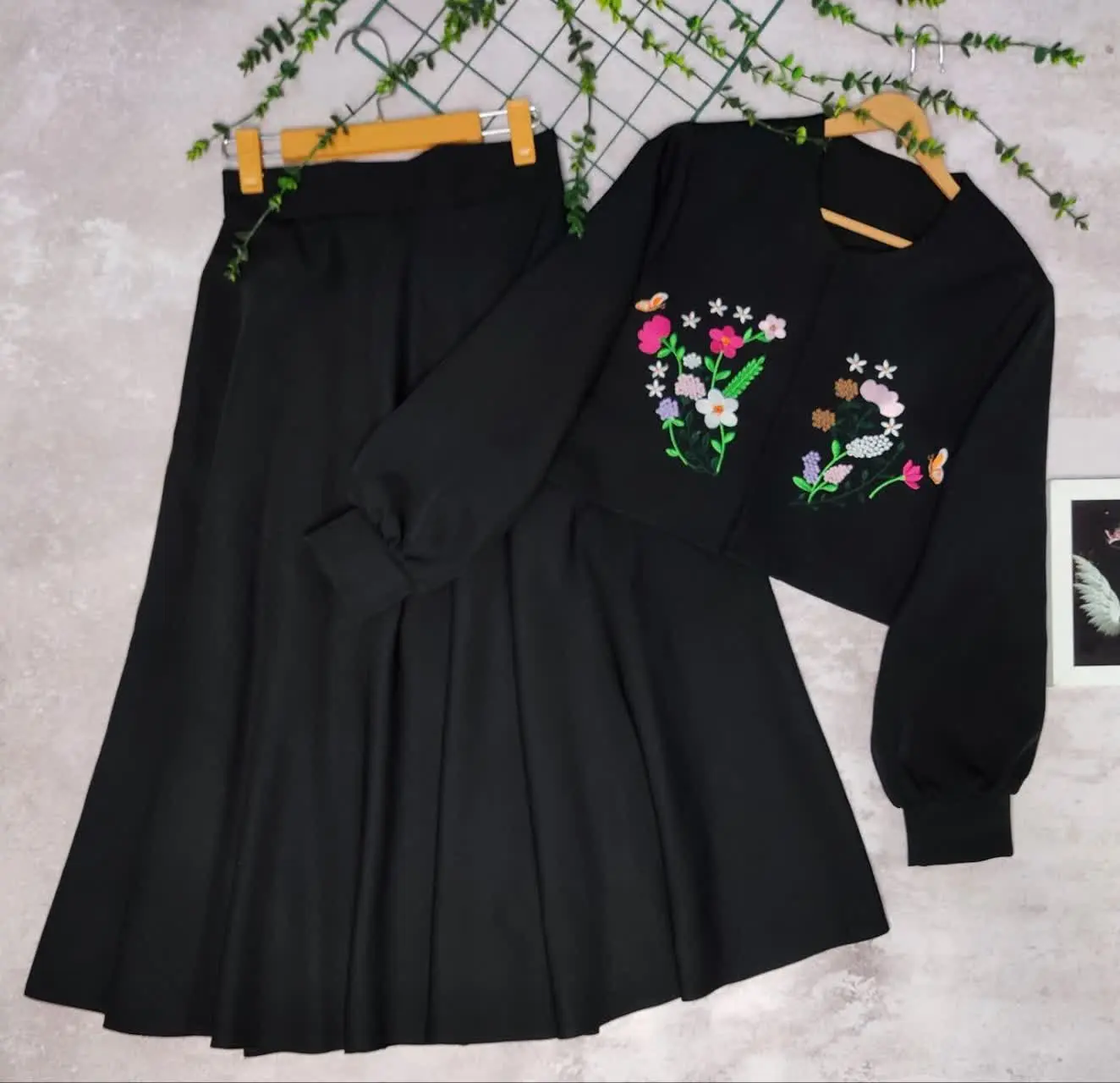 گلدوزی‌های قشنگش؛ دامن پرچین و خوش ایستش؛ کیفیت عالیش 😍
