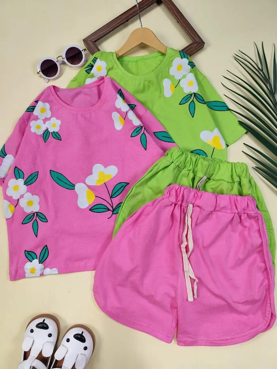 کراپ شلوارک شاخه گل سفید 
