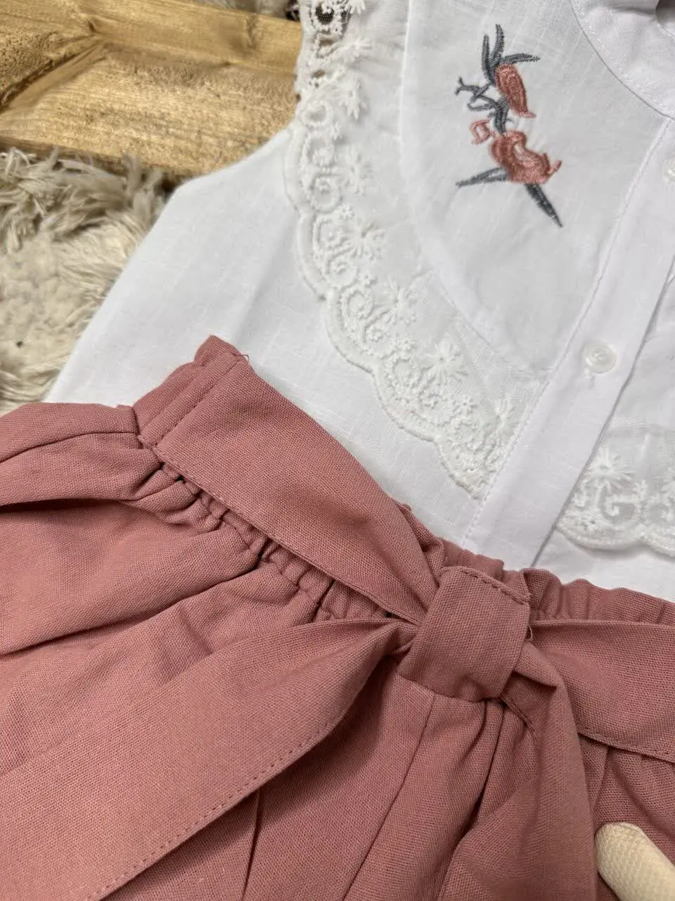 شلوارک چون مدل دامنی هست هم برای بچه‌های تپل مناسب هست هم ظریف☺️
