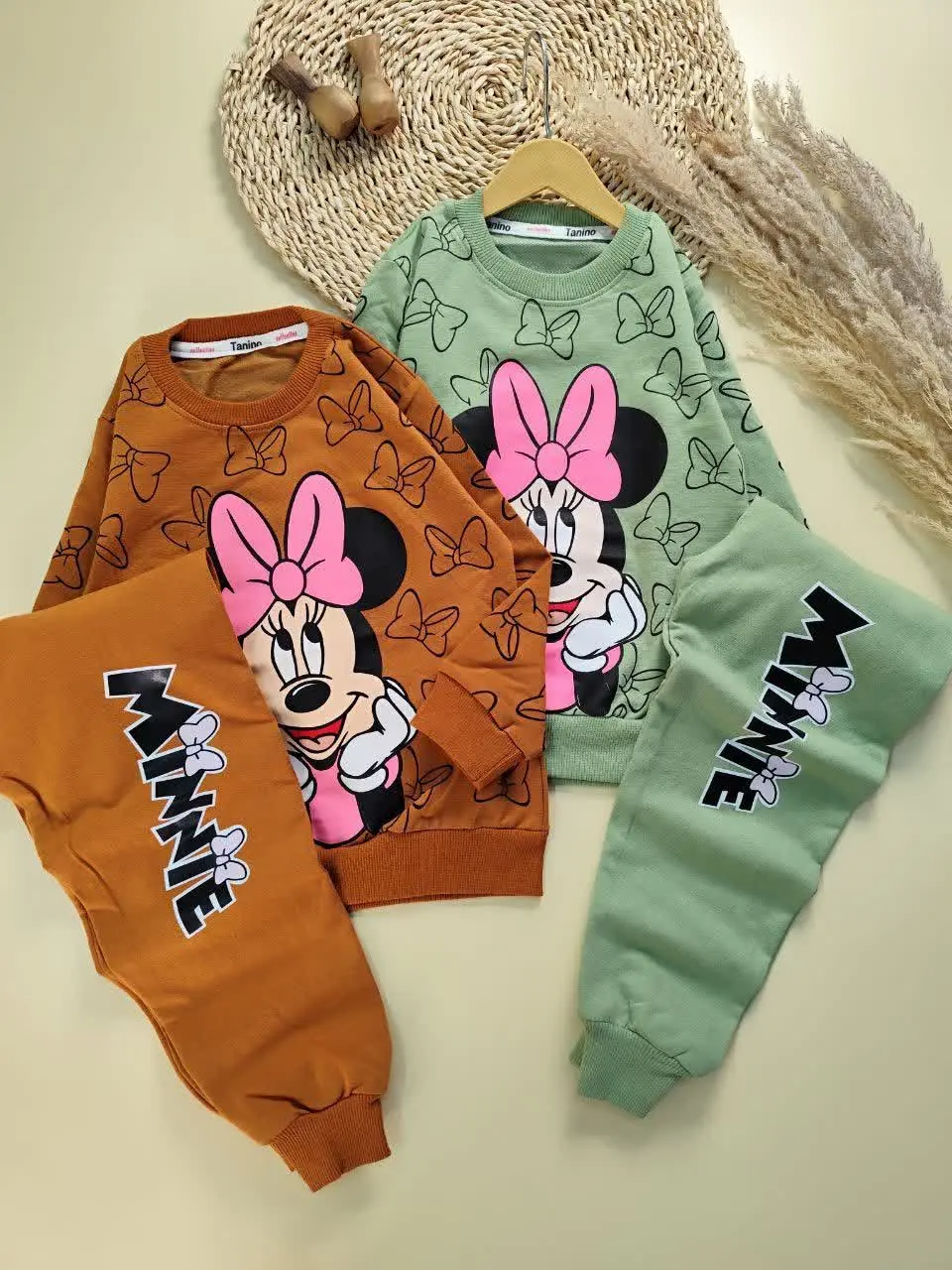 بلوز شلوار مینی و پاپیون‌ها 
