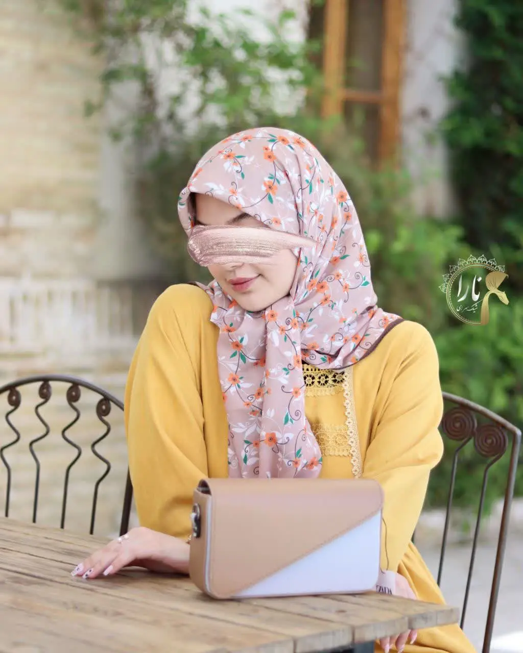 گلای ریز نارنجی روی نسکافه‌ای محشره😍❤️
