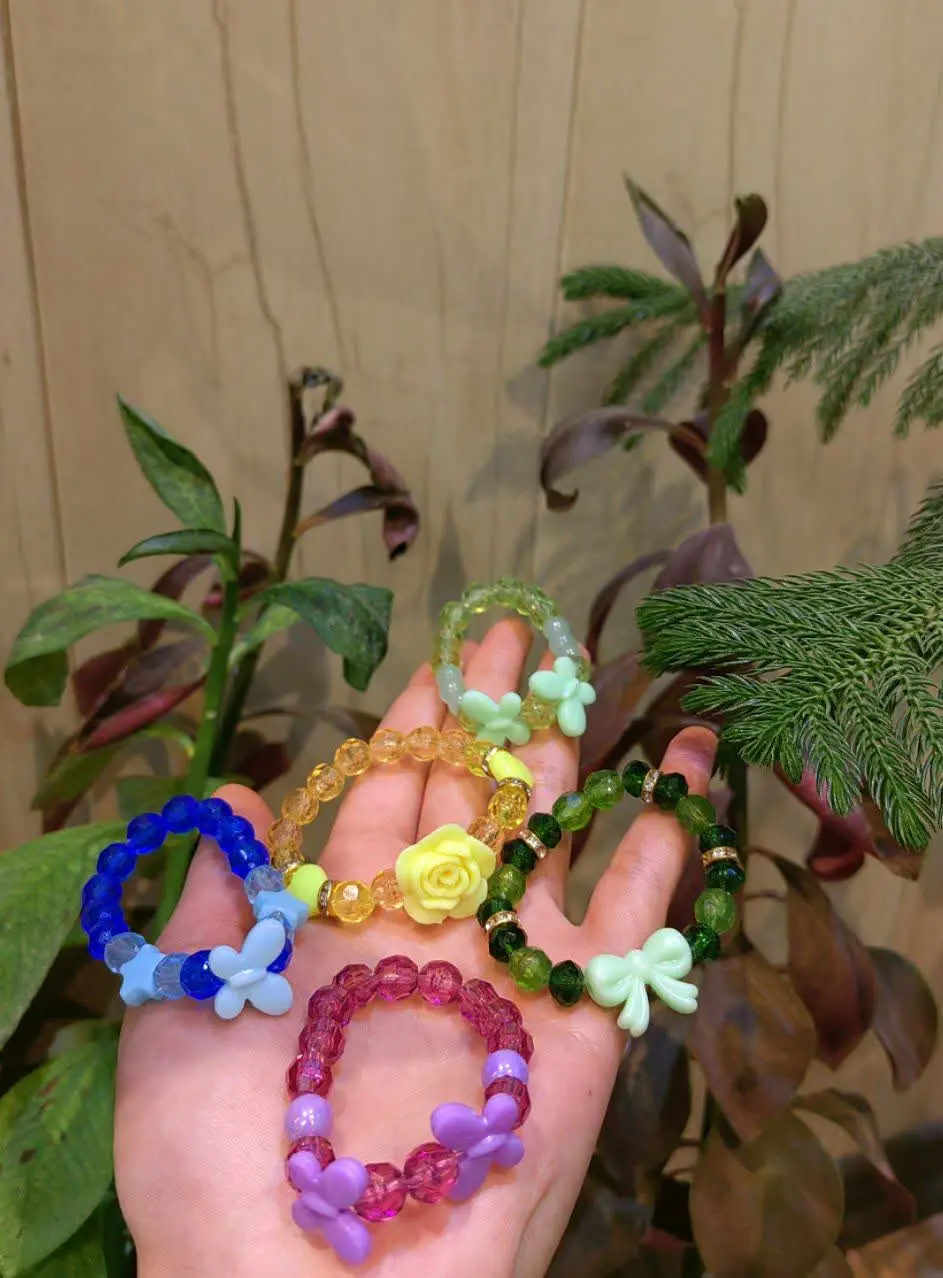 دستبندکشی دخترانه 
