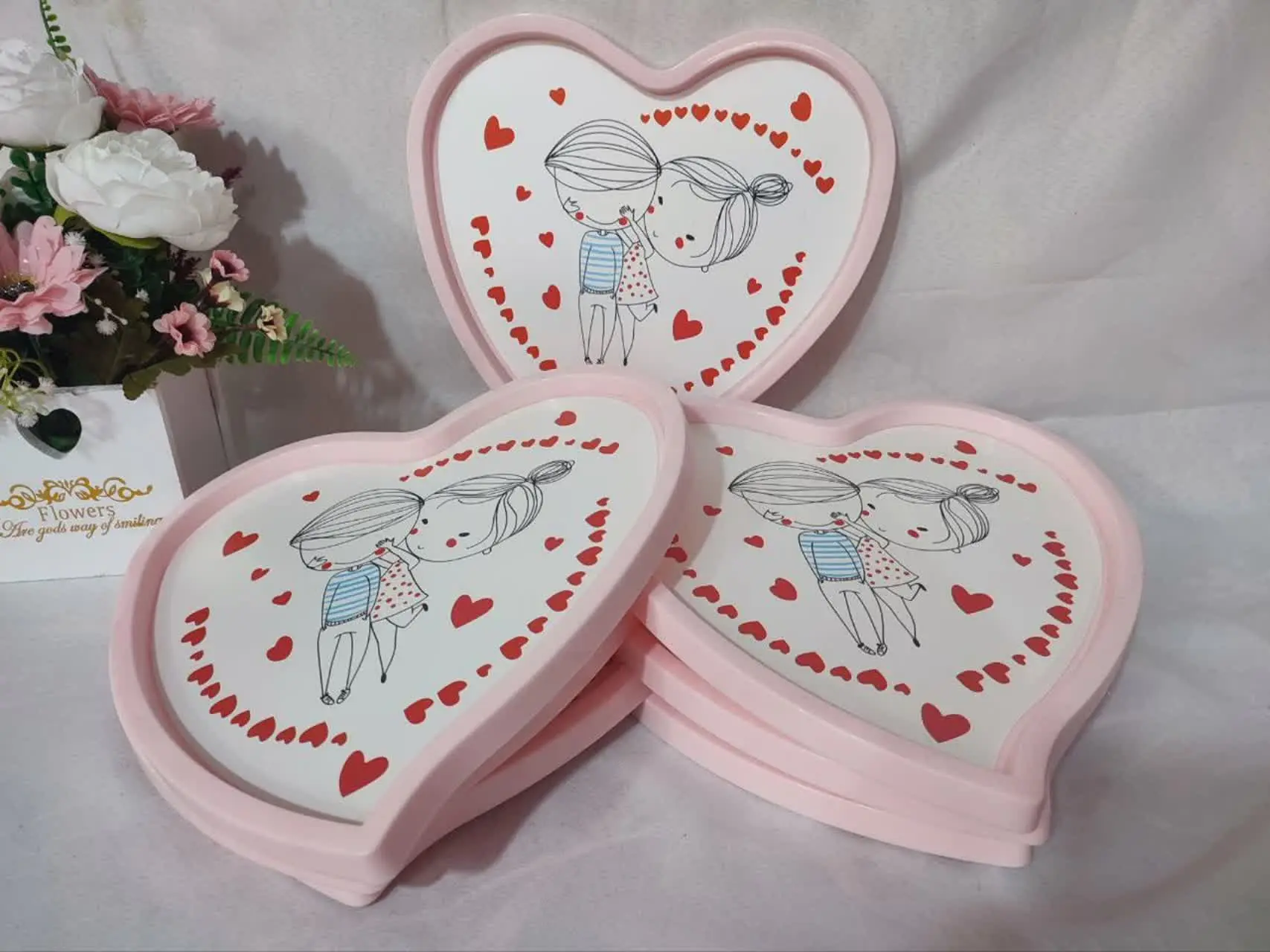 سینی کوچک قلبی در یک طرح ورنگ
