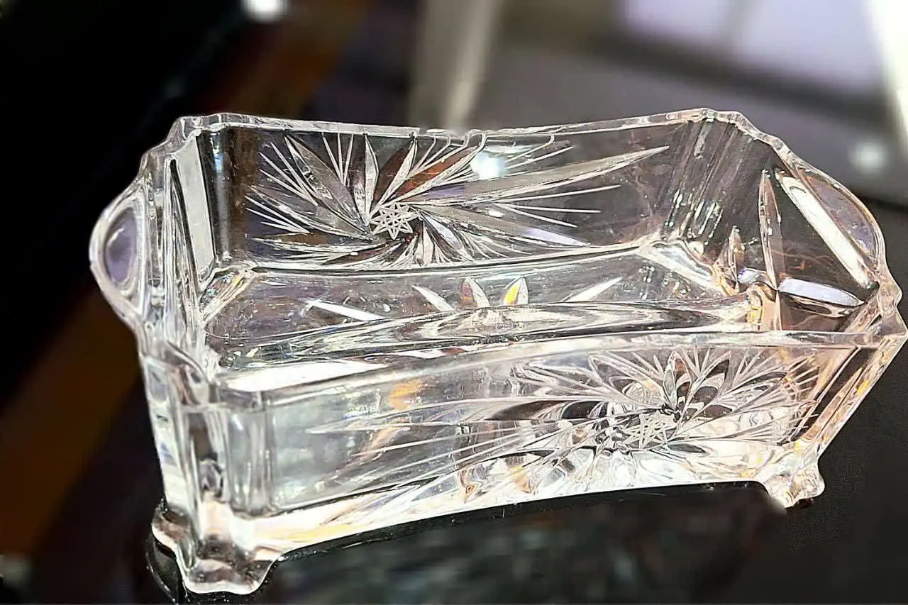 بیسکویت خوری یا آجیل خوری 
